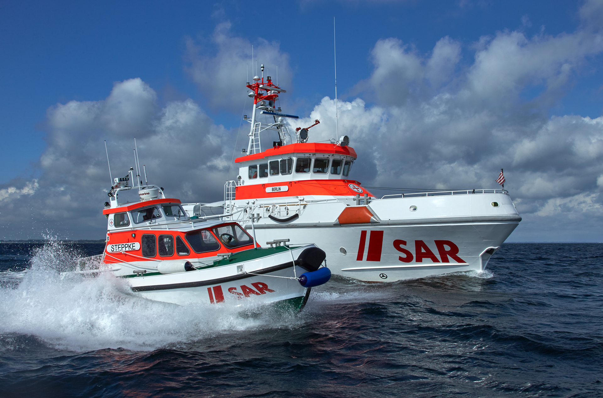 Seenotrettungskreuzer mit Tochterboot der DGzRS