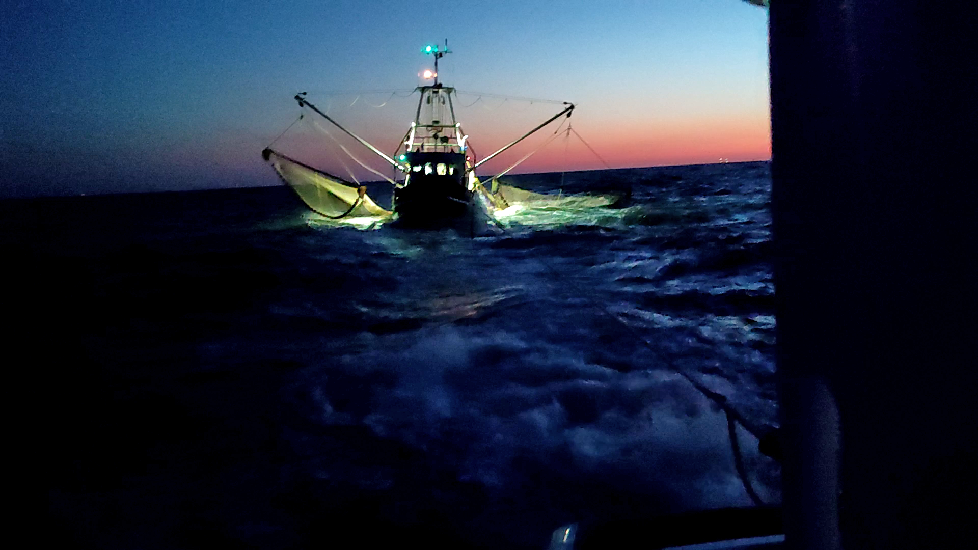 Freiwillige Seenotretter helfen havariertem Krabbenkutter vor Langeoog