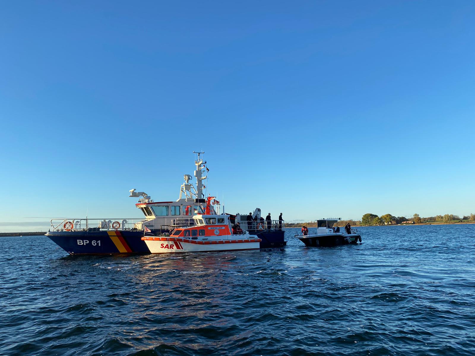 Seenotretter und Bundespolizeischiff sichern Motorboot
