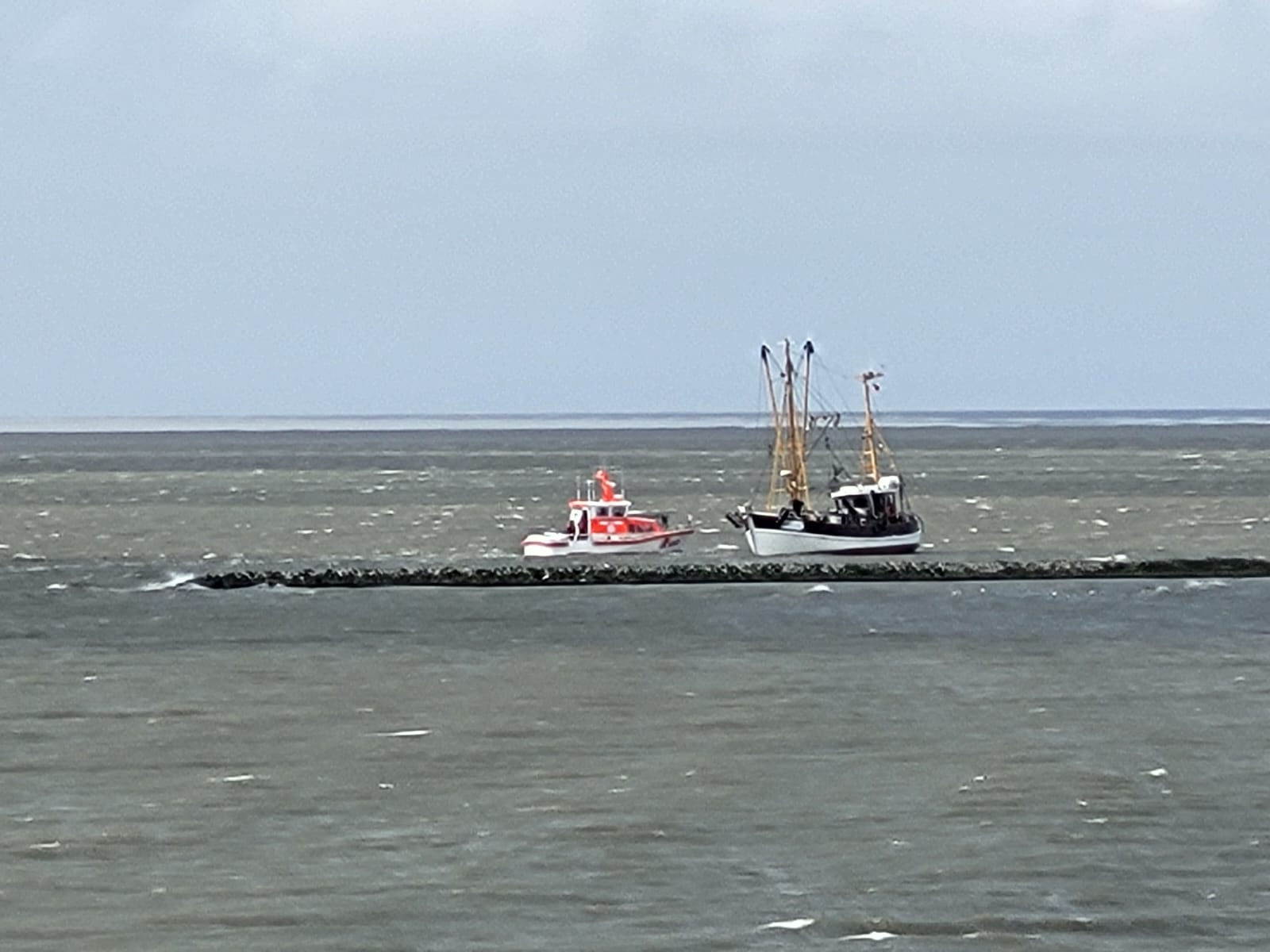 Seenotrettungsboot SRB 84 schleppt Krabbenkutter vor Spiekeroog frei