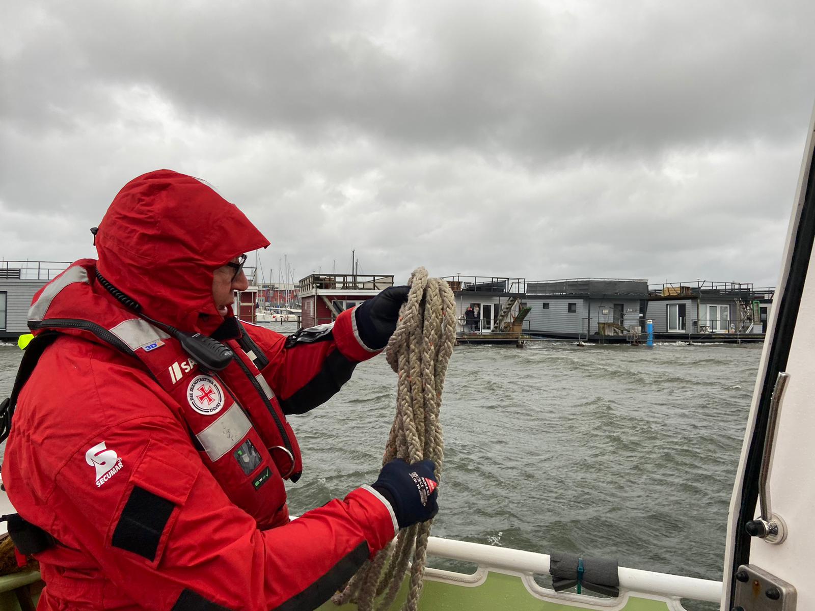 Seenotretter evakuieren Hausboote auf Fehmarn