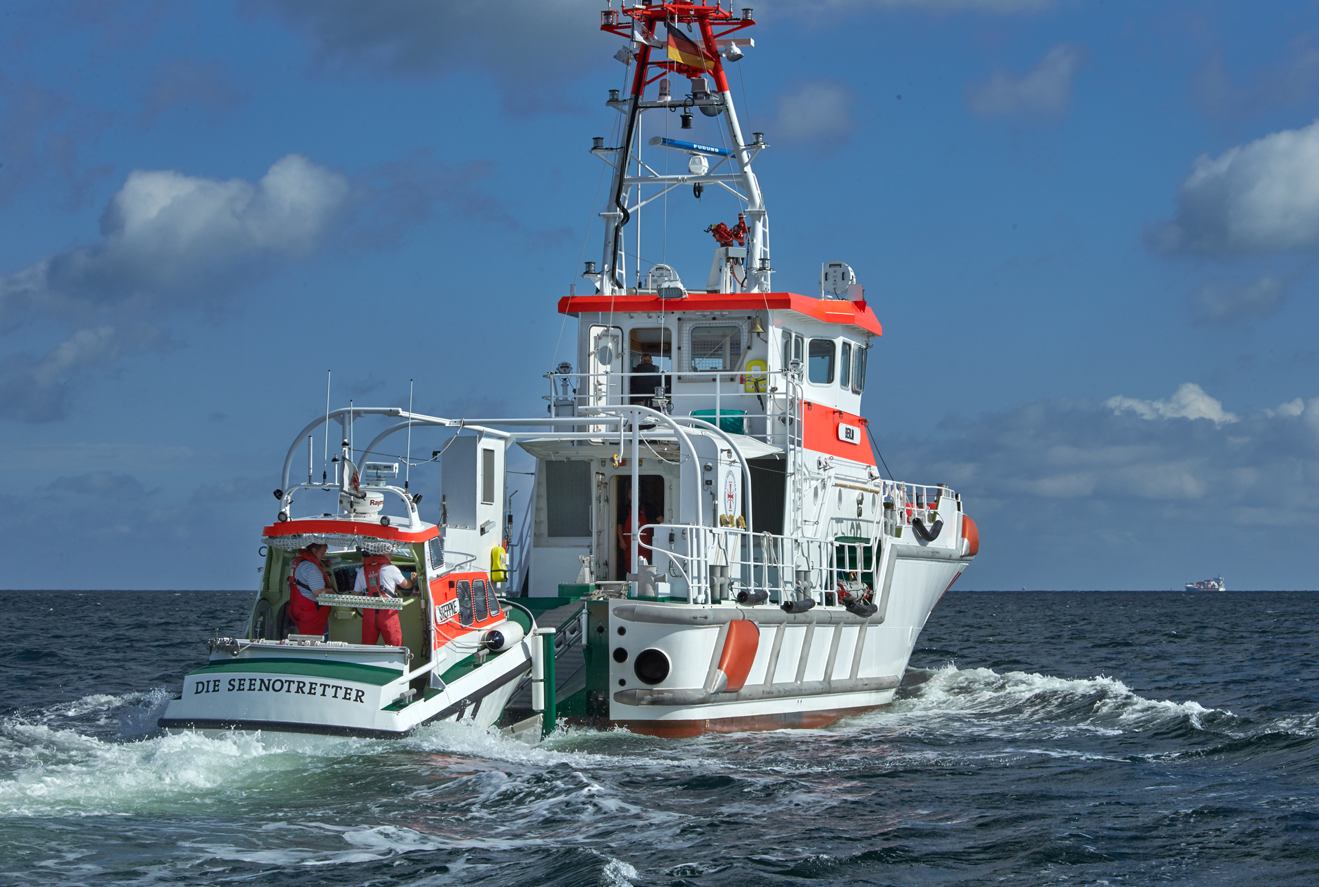 Das Tochterboot STEPPKE fährt in die Heckwanne des Seenotrettungskreuzers BERLIN.