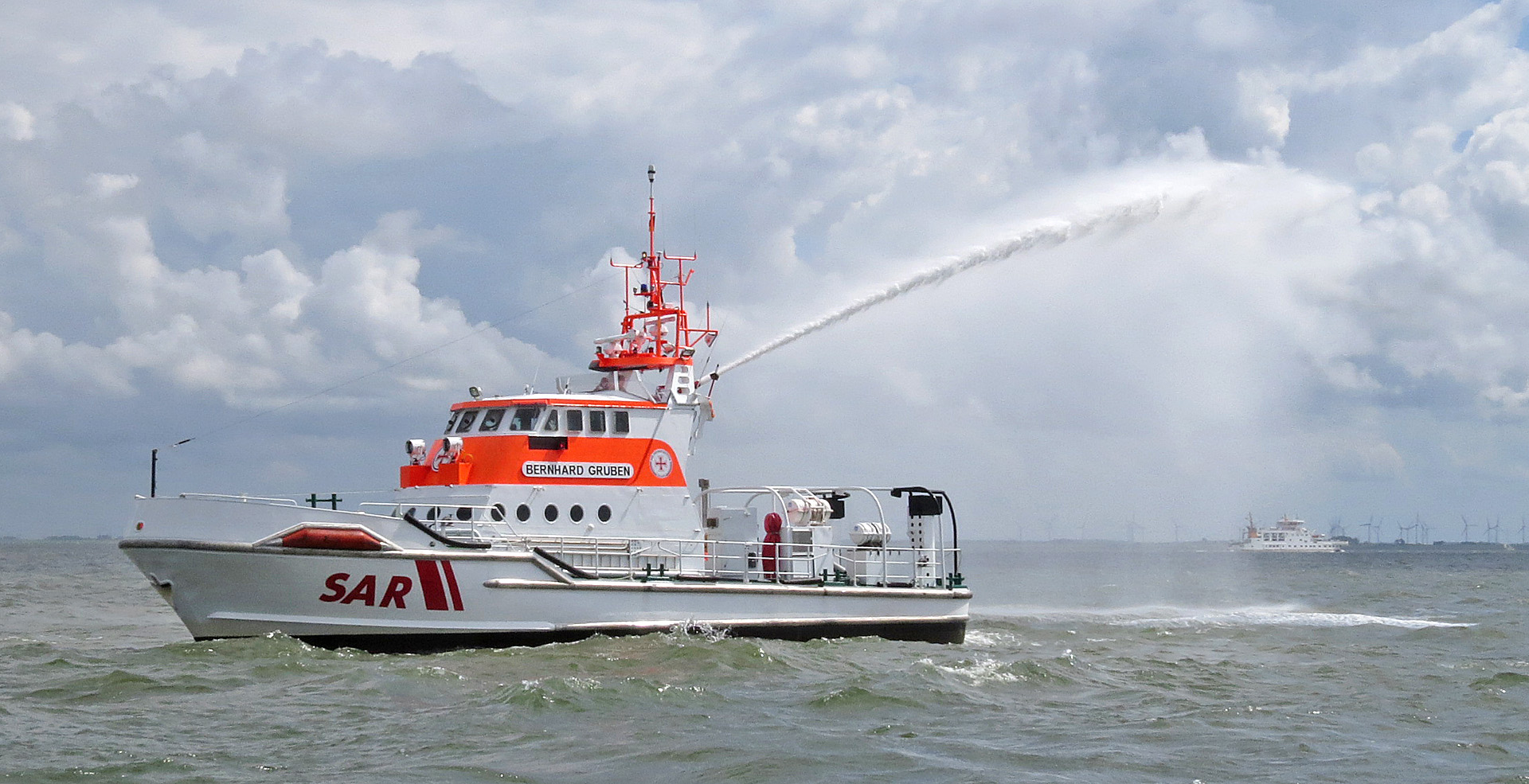 Ein Seenotrettungskreuzer der Seenotretter testet seine Feuerlöschmonitore