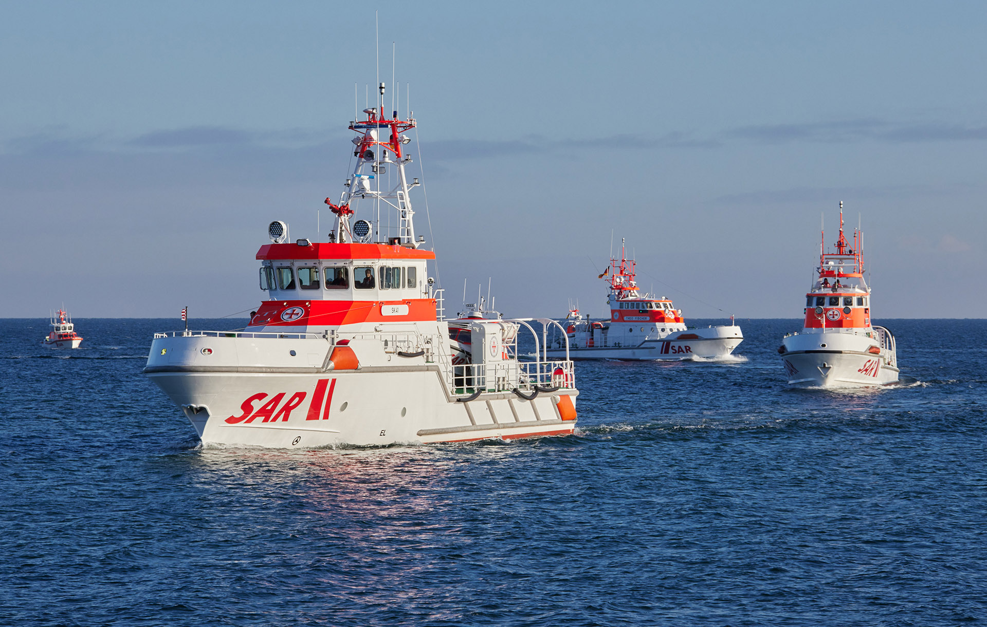 4 Schiffe der Seenotretter fahren als Flotte über das Meer