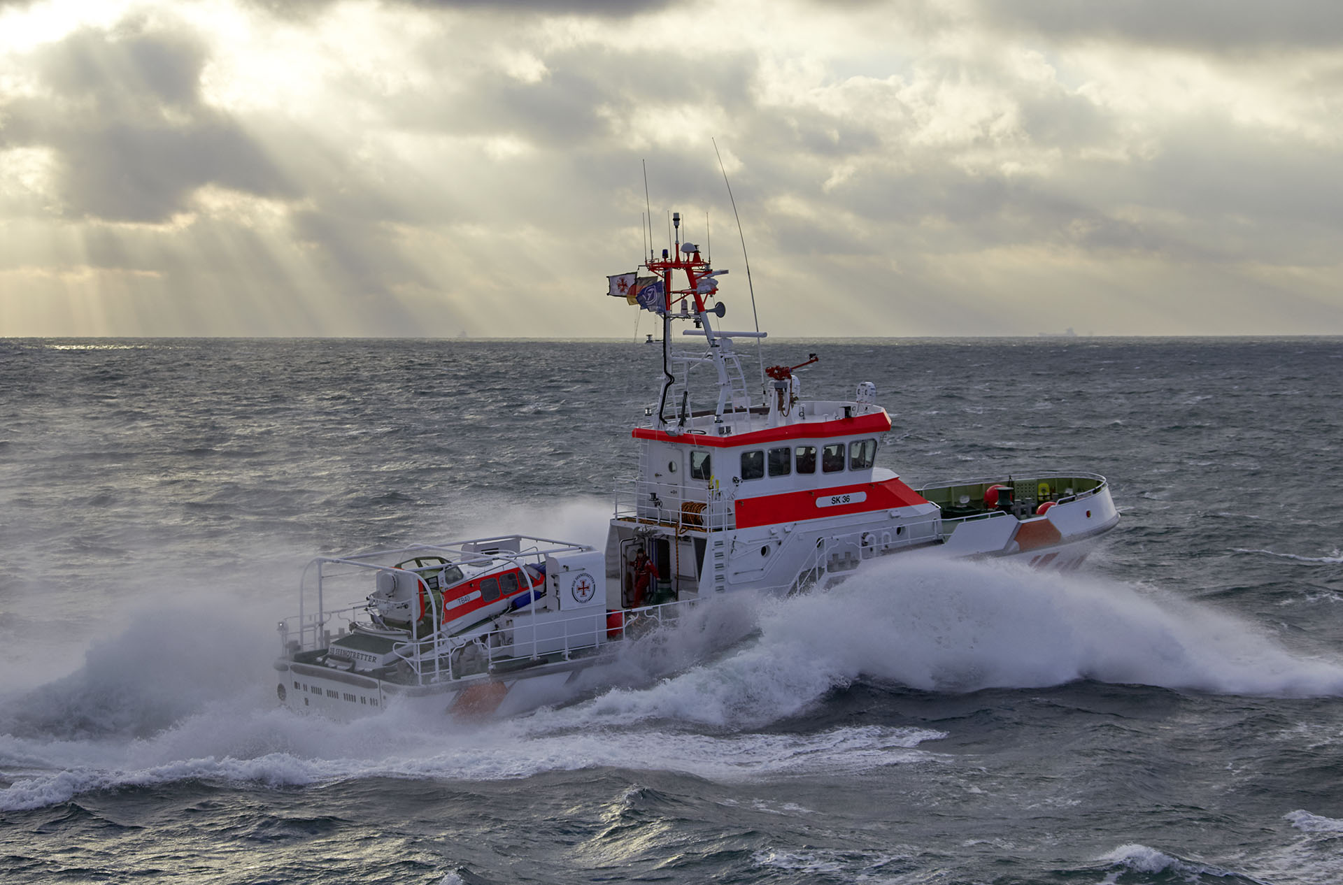 Ein Seenotretterkreuzer auf hoher See bei starkem Seegang