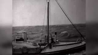 Ein altes schwarz-weißes Bild eines Segelbootes